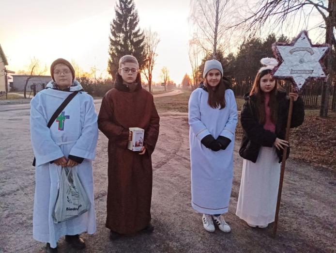 kolędnicy misyjni z gwiazdą